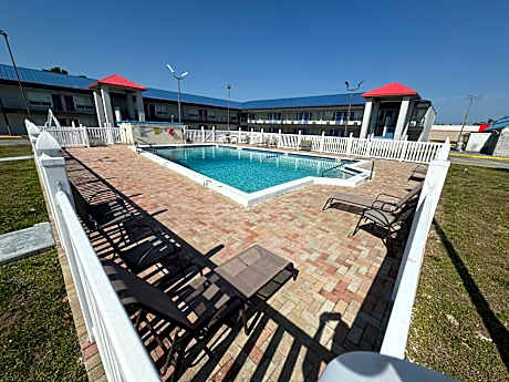 Englewood Inn & Suites