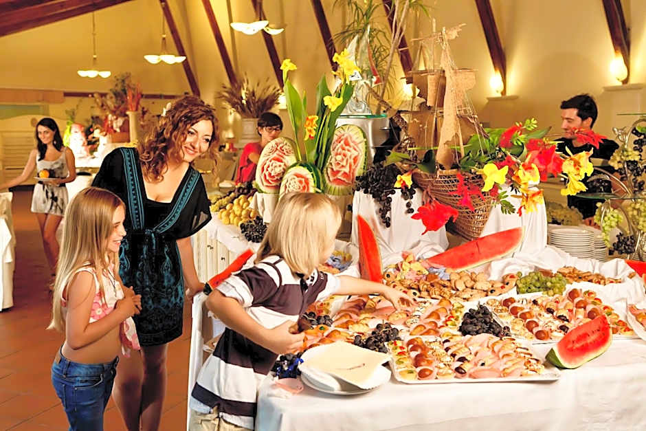 Hotel with swimming-pool in Arborea just 600 meters from the sea