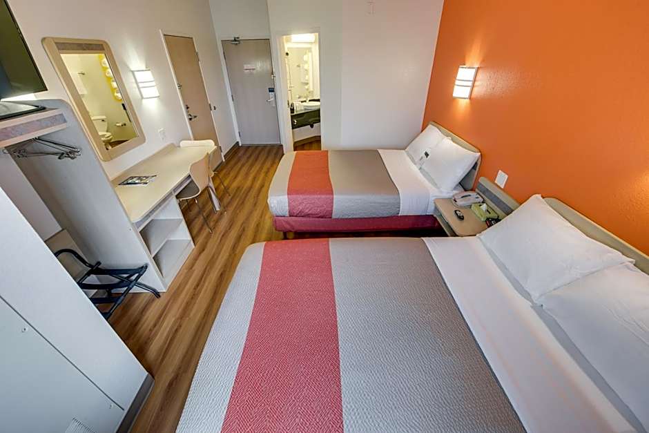 Motel 6-Brampton, ON - Toronto