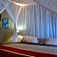 Tingala Lodge - Bed in the Bush