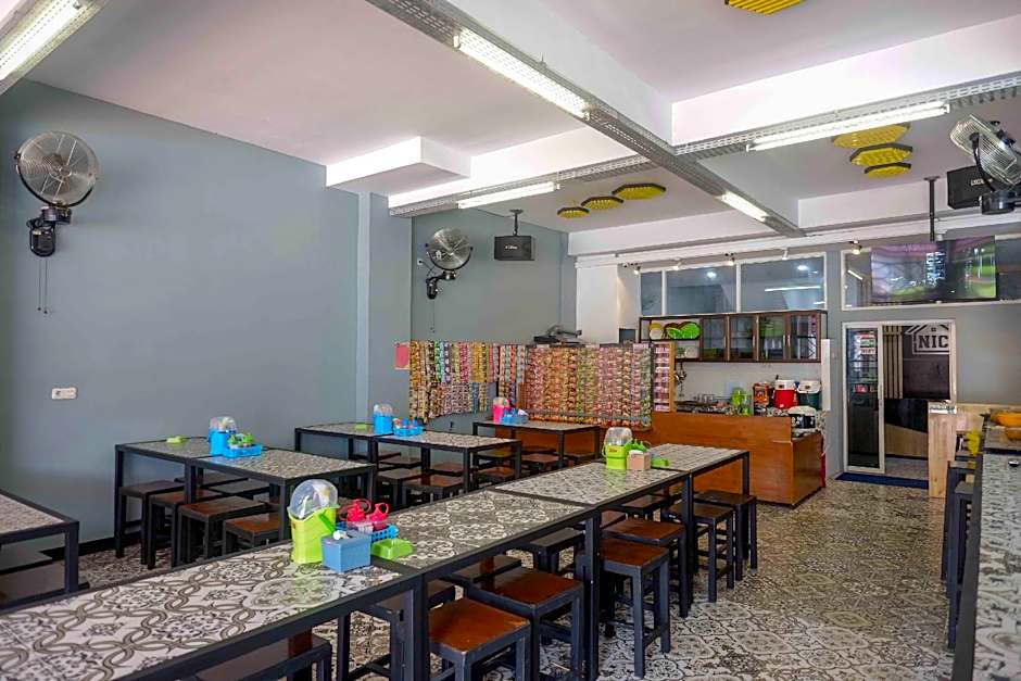 RedDoorz Plus near Patung Kuda Undip