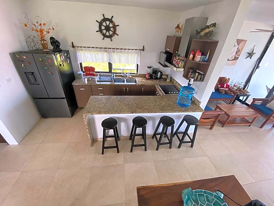 Escape to Paradise, Minimalist 4-BR Beachfront, 300 Mbps with amazing views