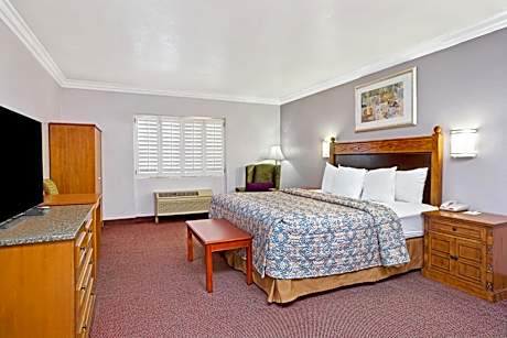 King Suite with Spa Bath- Non-Smoking