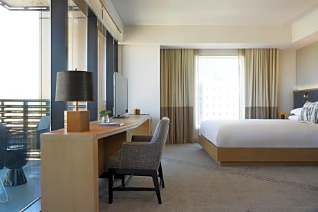 1 King Premium Balcony Sacramento View