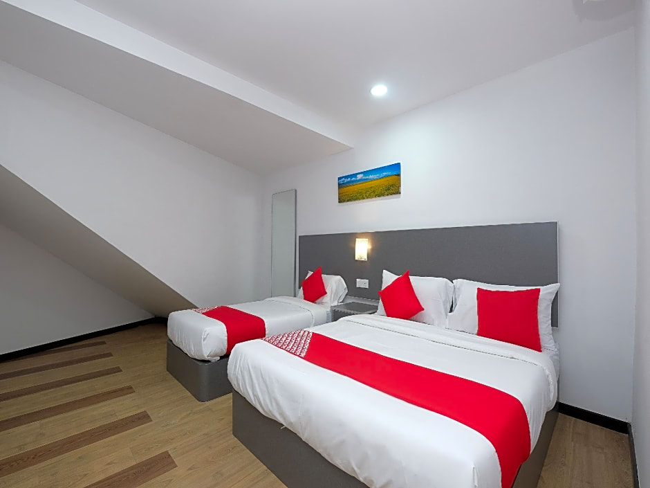 OYO 44043 First Garden Hotel