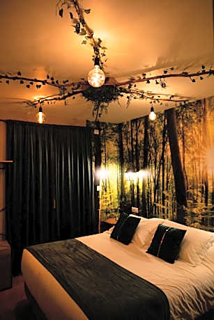 Deluxe Two-Bedroom Apartment with Garden View