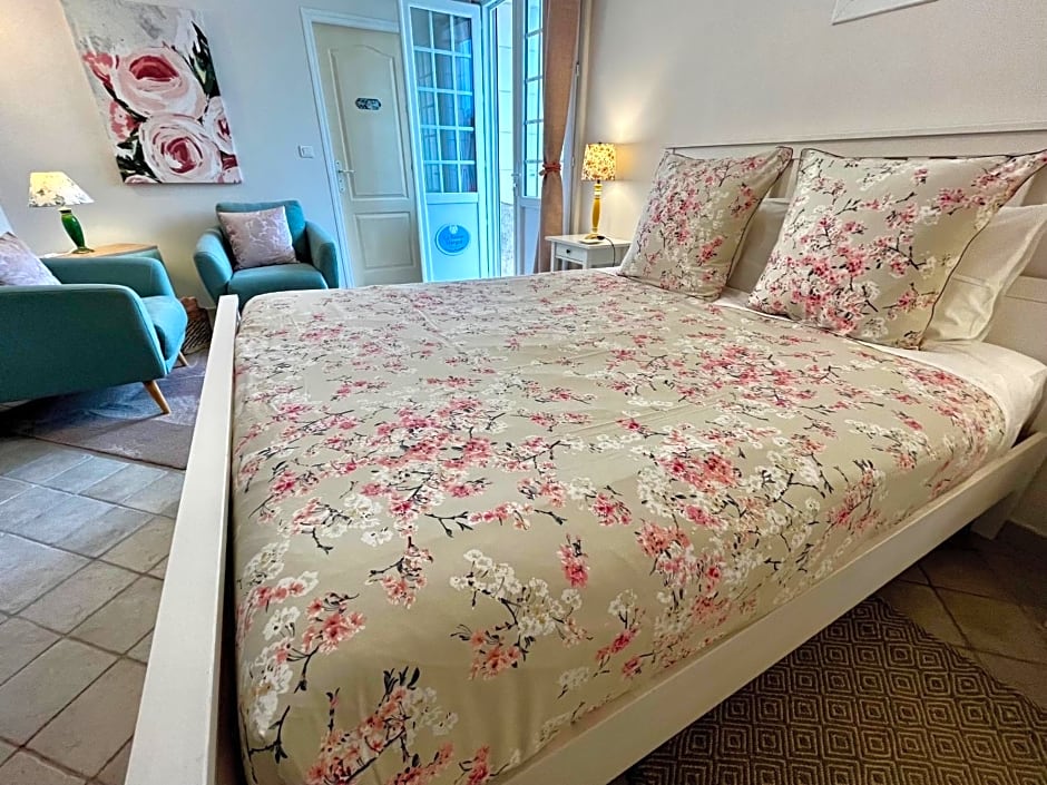 Sans Souci Bed and Breakfast Luxe Heated Pool and Restaurant