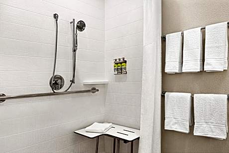 2 Queen Beds Standard Comm Access Tub