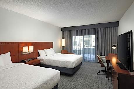 Queen Room with Two Queen Beds and Adapted Tub - Mobility Accessible