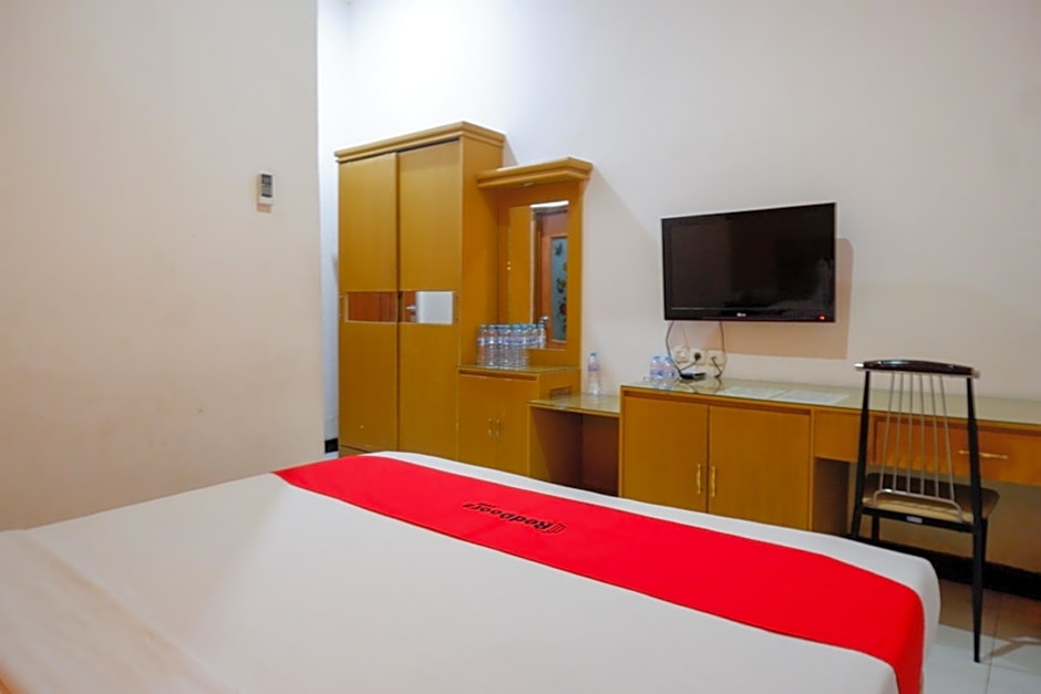 RedDoorz near Monumen Habibi Ainun