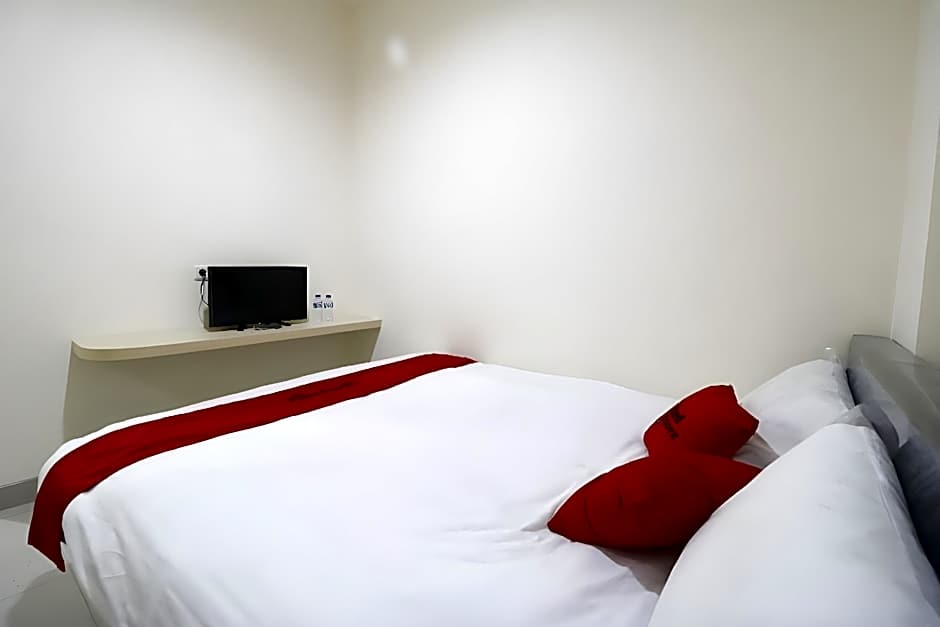RedDoorz Plus near Mall Ciputra Jakarta