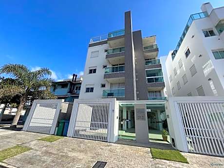 cód 73 - Apartamento localizado á 100m do mar!