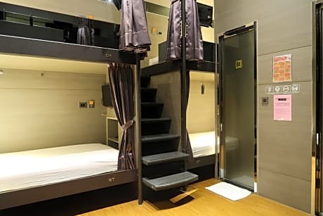 8-Bed Shared Room with Ensuite Bathroom