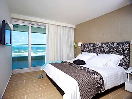 Executive Suite with Sea View (2 adults and 2 children)