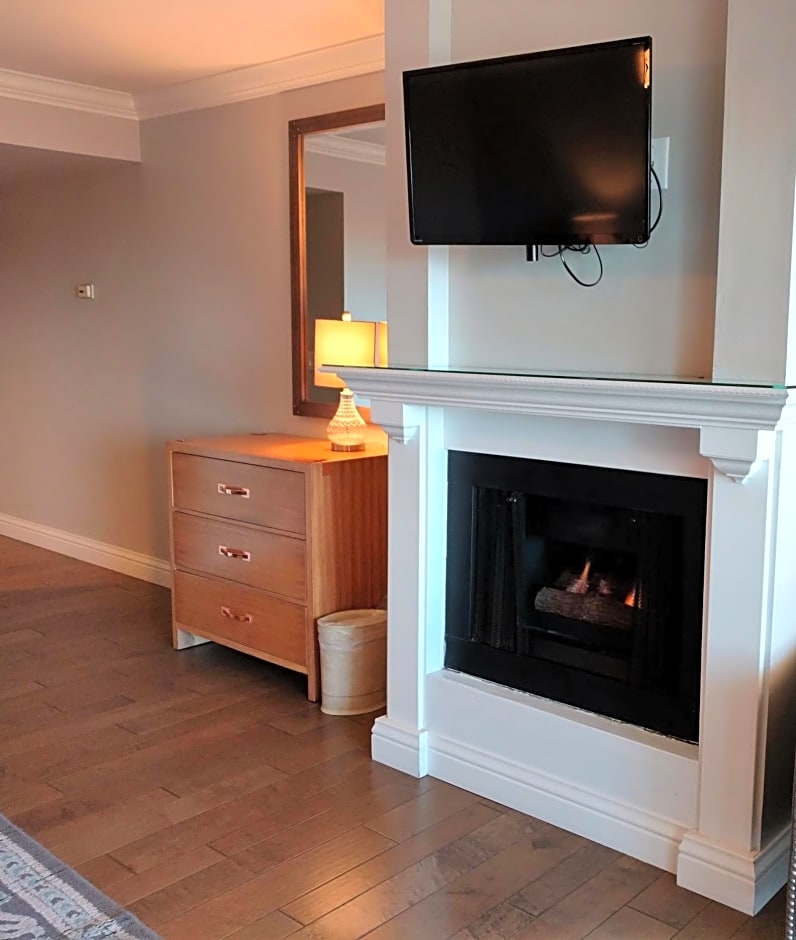 456 Embarcadero Inn & Suites