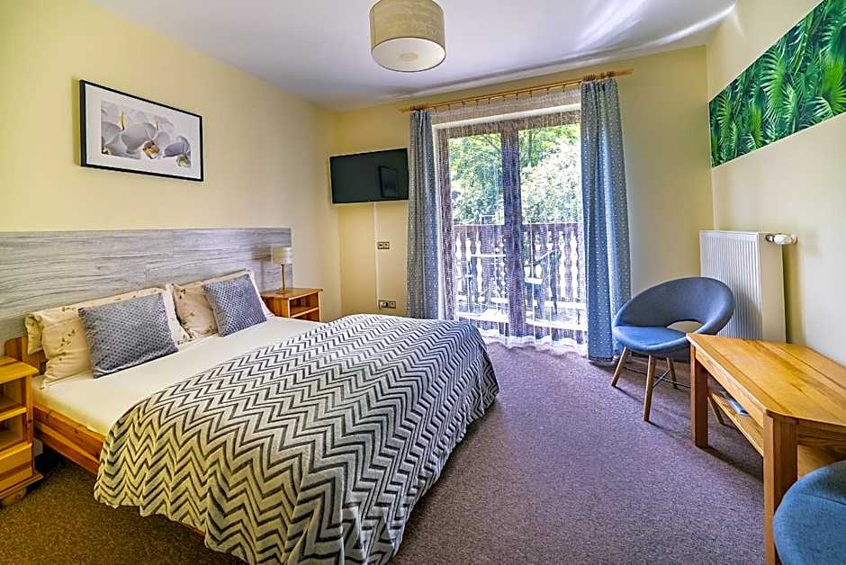 Nefryt - lodówka i czajnik w pokoju, dwa aneksy kuchenne ogólnodostępne, duży parking