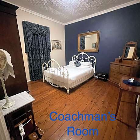 Standard Queen Room with Shared Bathroom