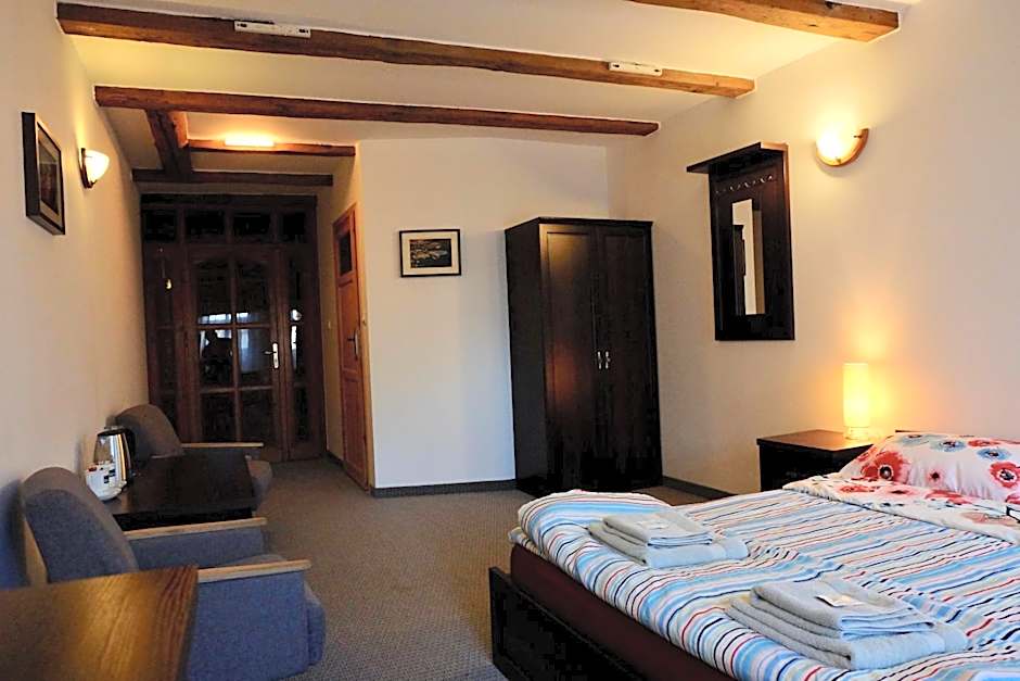 Academus Pub & Guest House