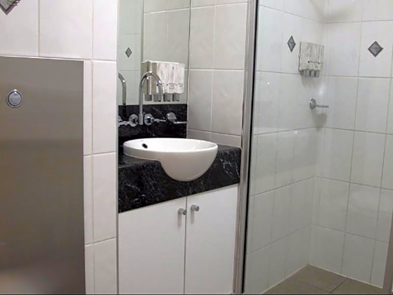 Country Roads Motor Inn