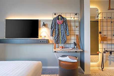 Moxy Queen Room