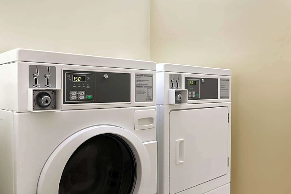 Days Inn & Suites by Wyndham Thompson