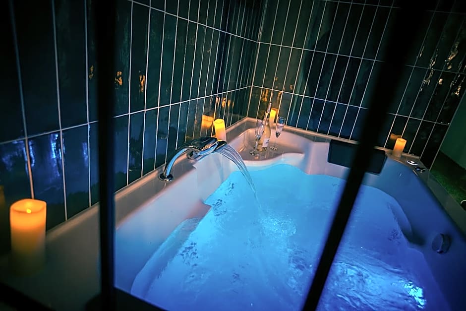 Love Room du Mont d'Or - Baignoire SPA - Minibar offert