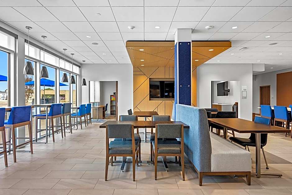 Holiday Inn Express & Suites Marinette By IHG