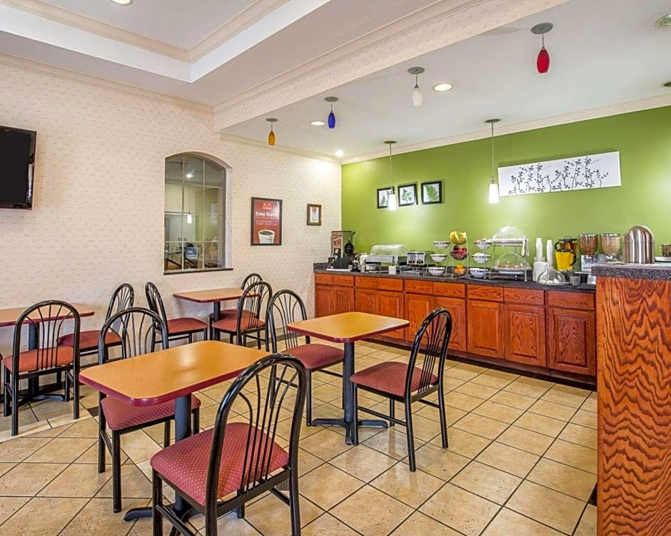 Econo Lodge Inn & Suites Beaumont
