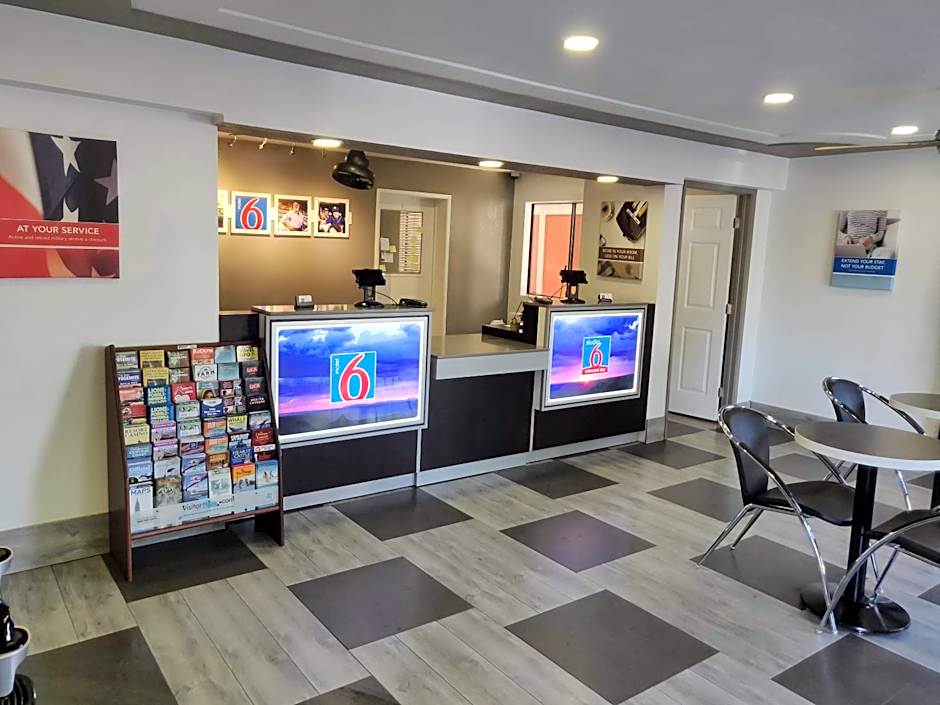 Motel 6-Fresno, CA - Yosemite Hwy