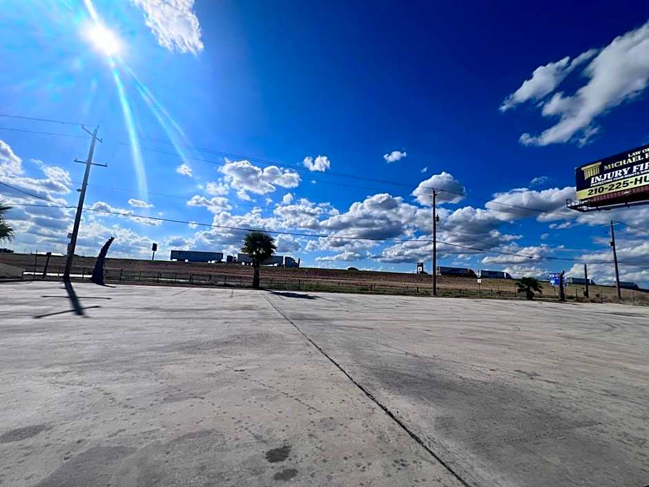 OYO Garden Inn and Suites Pearsall I-35 East