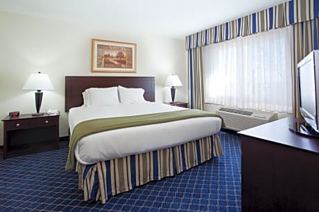 Standard King Room with Roll-In Shower - Communications Access