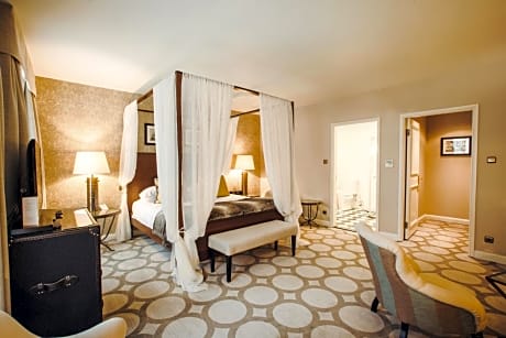 Junior Suite King with Sauna Access