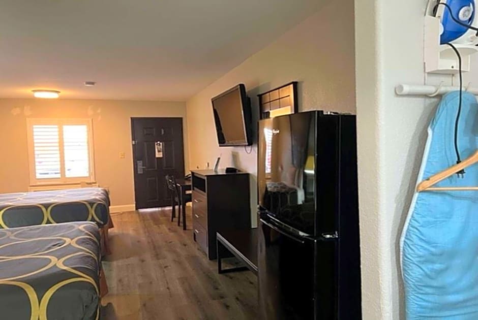 Super 8 by Wyndham Baytown/Mont Belvieu