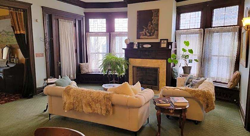 The Kings Throne Inn and Guest House