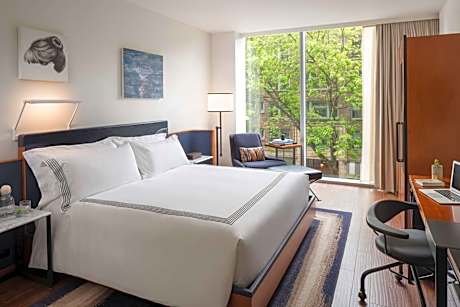 Deluxe King Room with City View