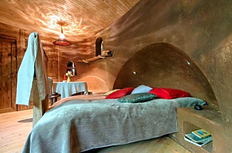 Omaya Nutshell House