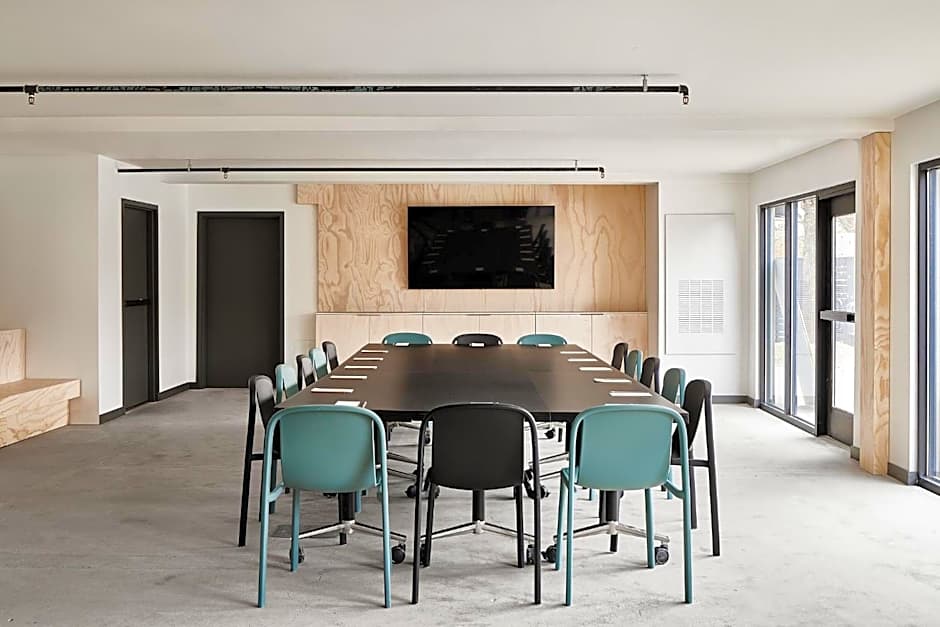 Slackline Moab, Outset Collection by Hilton