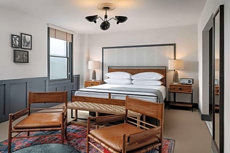 1 King Bed One-Bedroom Executive Governors Suite Non-Smoking