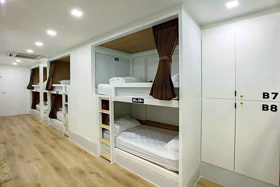 Foto 1 daripada 18 — Female Dormitory Room