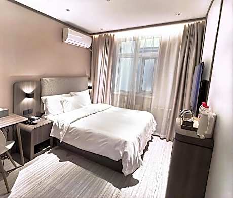 Hotel Queen Room