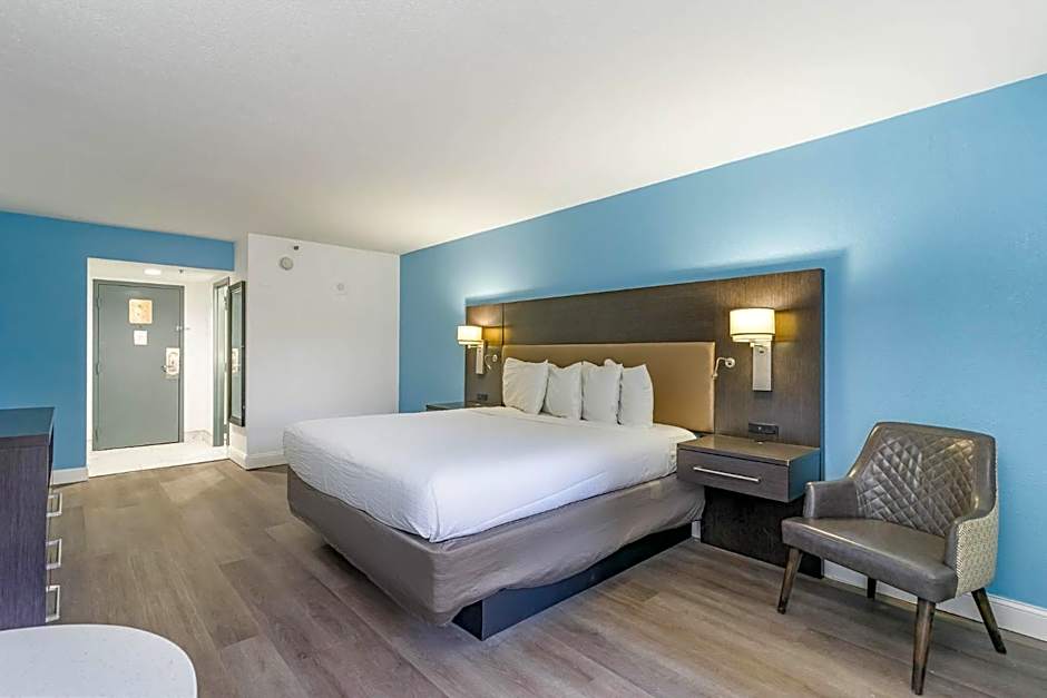 Photo 1 of 5 of 1 King Bed, Balcony