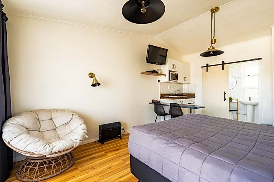 Frimley Lodge Motel - with Airport Shuttle service- Best Location in Town