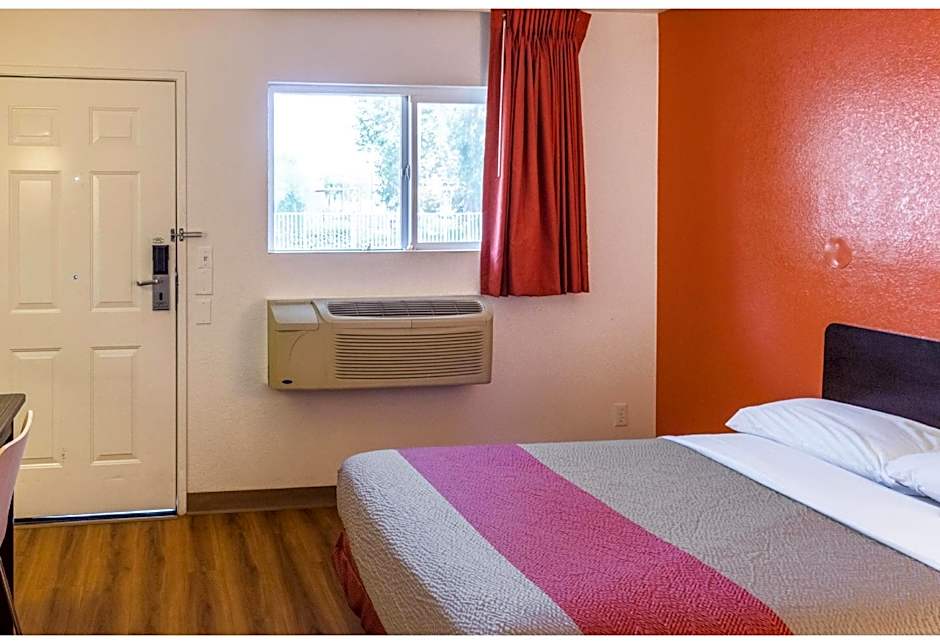 Motel 6-Bakersfield, CA - Convention Center