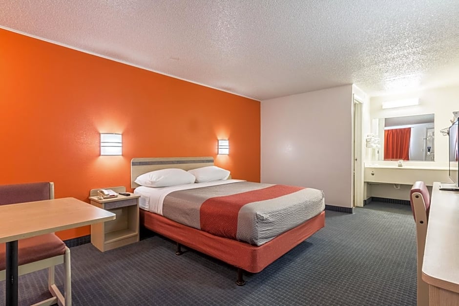Travelodge by Wyndham Lansing