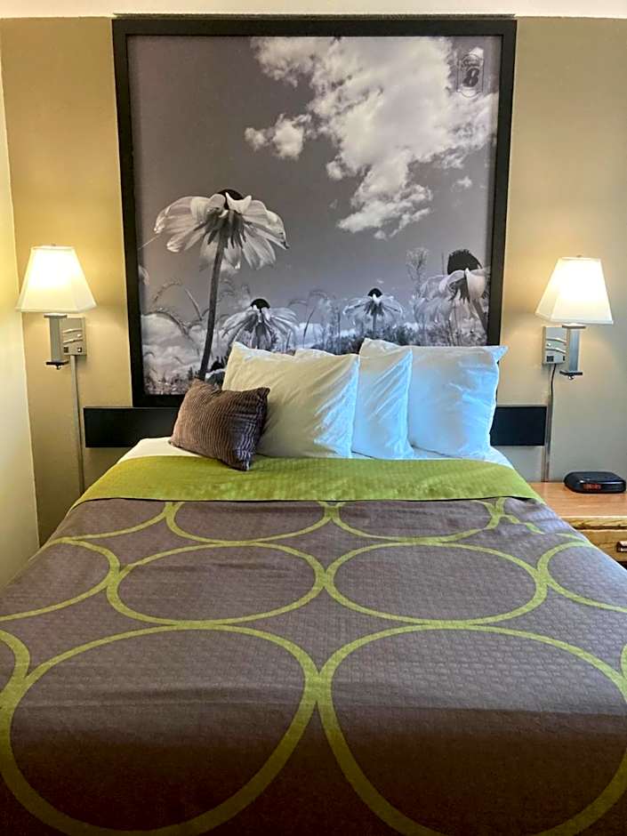 Super 8 by Wyndham Chisago City