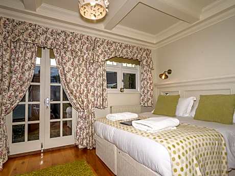 Double or Twin-Classic-Ensuite with Shower-Garden View-1