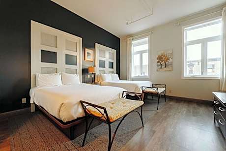 2 Queen Beds NSMK City View No Elevator Access Refrigerator Ironing Board Coffee And Tea Maker