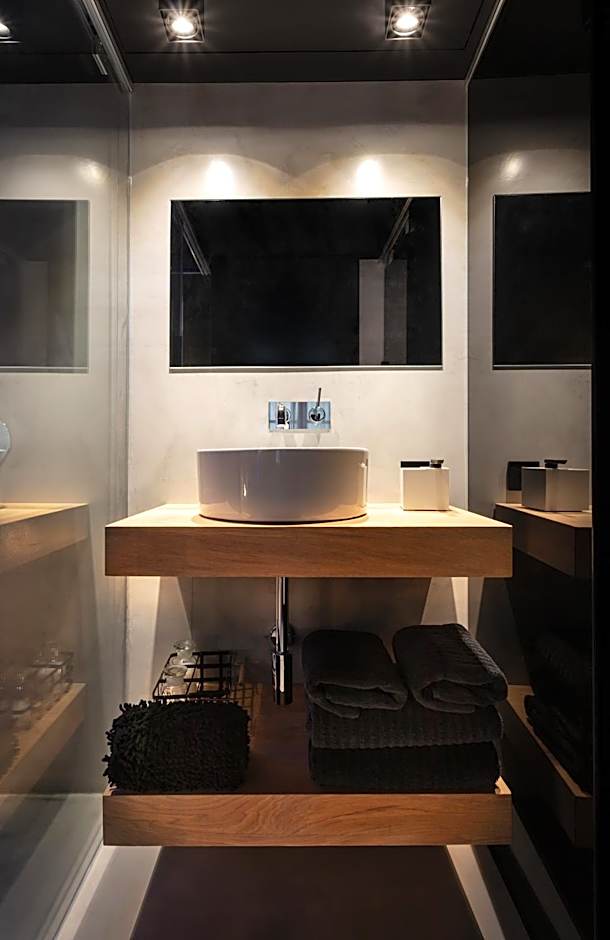The Black Boutique -- Turistea Suites