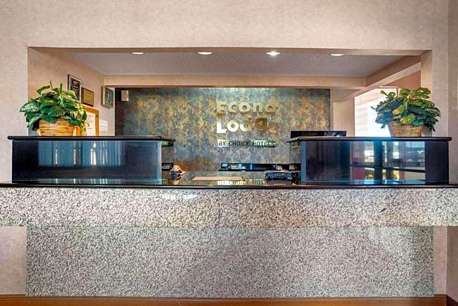 Econo Lodge Inn & Suites Forest