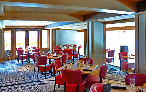 Moose Hotel and Suites